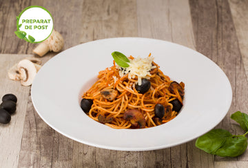 Spaghetti con olive e funghi